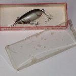 B-700 Rooter - Devils Horse. Introduced in late 1960’s - B-700 Devils Horse Rooter (wood)
This bait is stamped Devils Horse Rooter. It has a one piece box with the flexible plastic lid. The box is stamped B713. Color: #13 Silver Shiner